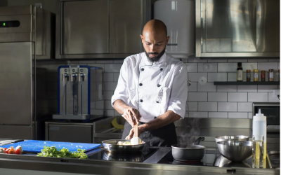 SE BUSCA COCINERO/A