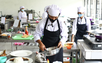 SE BUSCA COCINERO/A