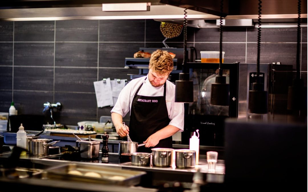 SE BUSCA AYUDANTE DE COCINA